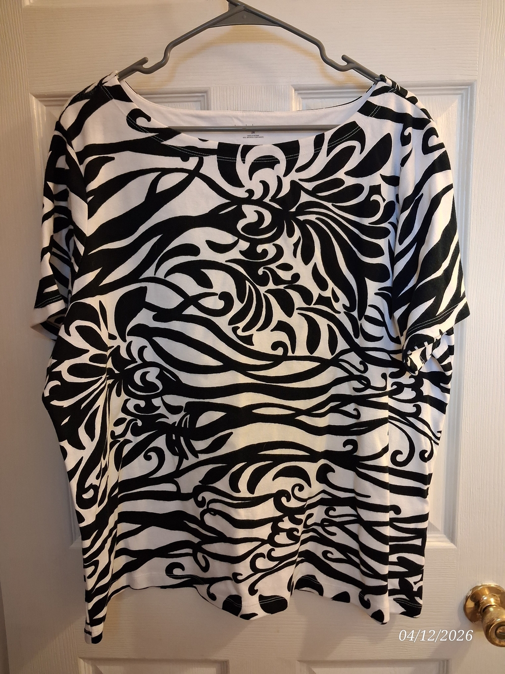 Liz Claiborne | Black & White Abstract Scroll Top 🖤🤍 - Picture 1 of 3